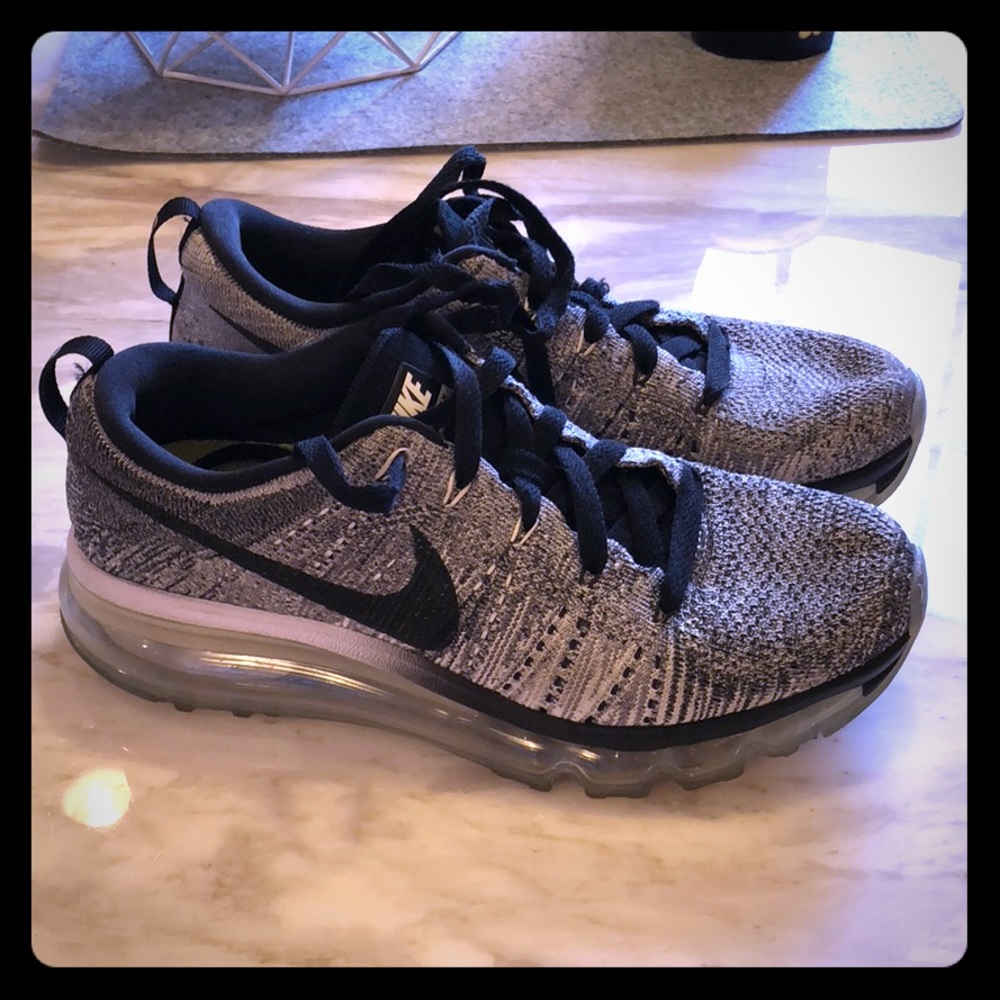Nike Flyknit max in Black & white